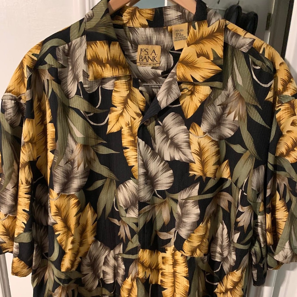 JOS A Bank, Silk Shirt, Size Large, great colors, great condition, Fun shirt!